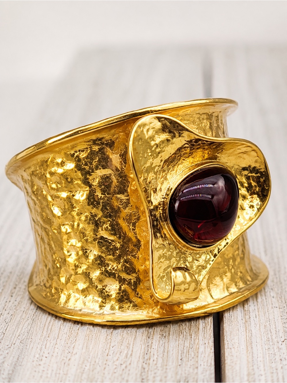 408. Gold Hammered Sculptural Red Resin Cabochon Runway Cuff Bracelet Sz7